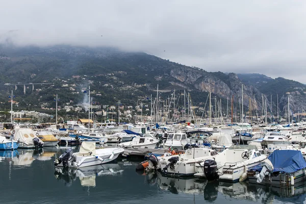 France , Menton, 15 October 2013 . View of the bay, the yachts in the harbor and the peaks of the Alps on a cloudy autumn day — Stock Photo, Image