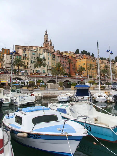 Frankrijk, cote d'azur, menton. uitzicht op de oude stad en talloze jachten afgemeerd in de stad poort mistige herfst dag — Stockfoto