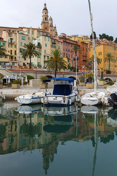 France, Cote d'Azur, Menton. View of the old town and numerous yachts moored in the city's port foggy autumn day — Stock Photo, Image