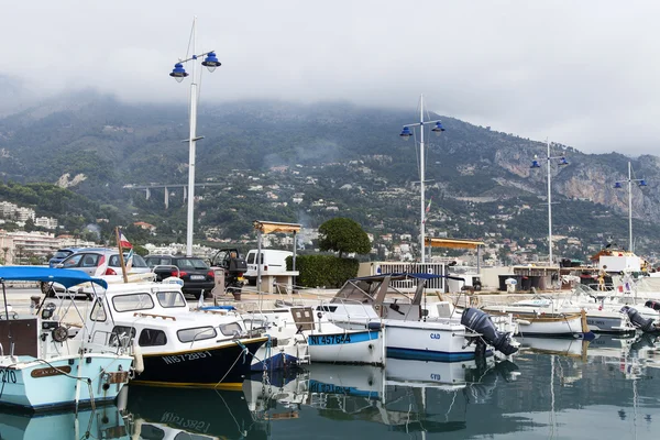 Francia, Costa Azzurra, Mentone, 15 ottobre 2013. Veduta della baia e dei numerosi yacht in ormeggio — Foto Stock