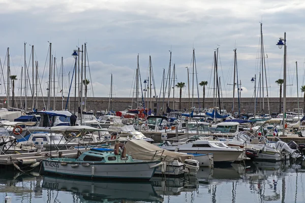 Frankrike, Rivieran, menton, 15 oktober 2013. utsikt över bukten och de många yachterna på moorings — Stockfoto