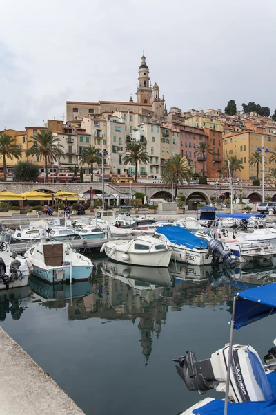 Frankrike, Rivieran, menton. utsikt över gamla stan och många båtar förtöjda i stadens hamn dimmig höstdag — Stockfoto