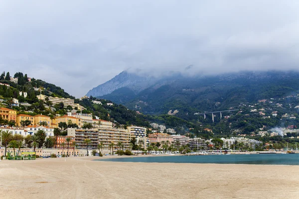 France , Menton, 15 October 2013 . View of the bay, the yachts in the harbor and the peaks of the Alps on a cloudy autumn day — Stock Photo, Image