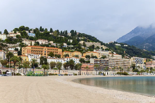 France , Menton, 15 October 2013 . View of the bay, the yachts in the harbor and the peaks of the Alps on a cloudy autumn day — Stock Photo, Image