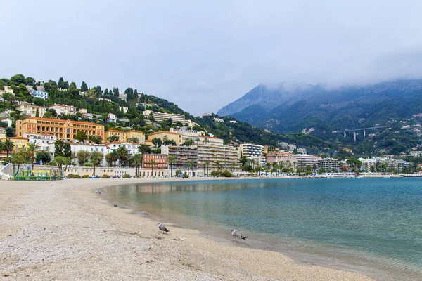 France , Cote d'Azur , Menton. View of the coast of the bay , the Alps and coastal hotels . foggy weather — Stock Photo, Image