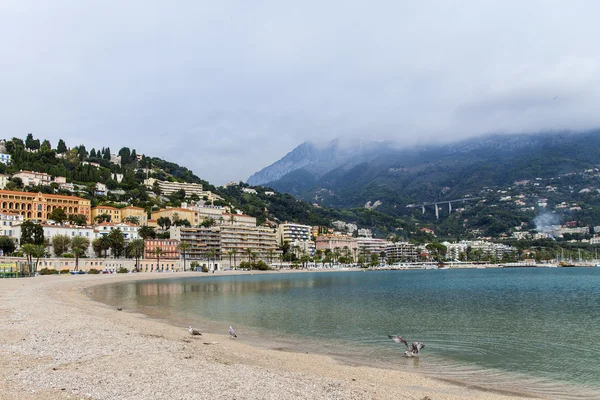 Francia, Menton, 15 octubre 2013. Vista de la bahía, los yates en el puerto y los picos de los Alpes en un día nublado de otoño — Foto de Stock