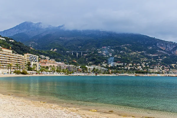 Frankrike, menton, 15 oktober 2013. utsikt över bukten, båtarna i hamnen och topparna i Alperna en mulen höst dag — Stockfoto