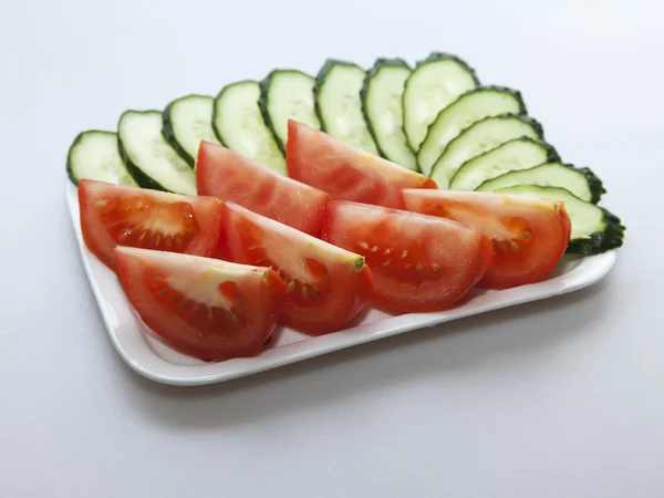Hortalizas frescas para ensalada, pepinos y tomates, en rodajas — Foto de Stock
