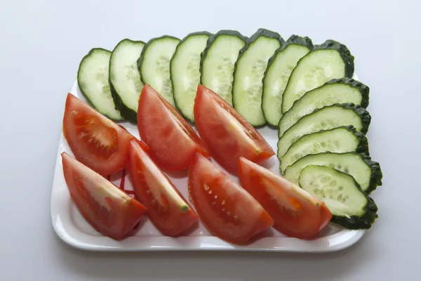 Hortalizas frescas para ensalada, pepinos y tomates, en rodajas — Foto de Stock