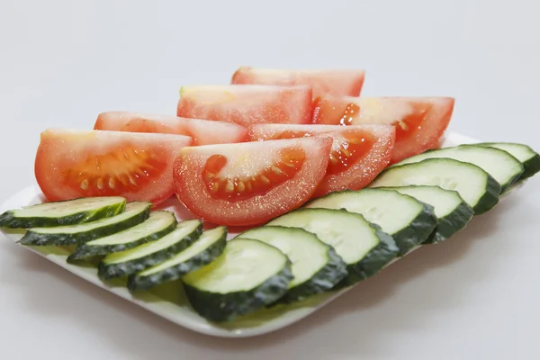 Hortalizas frescas para ensalada, pepinos y tomates, en rodajas — Foto de Stock