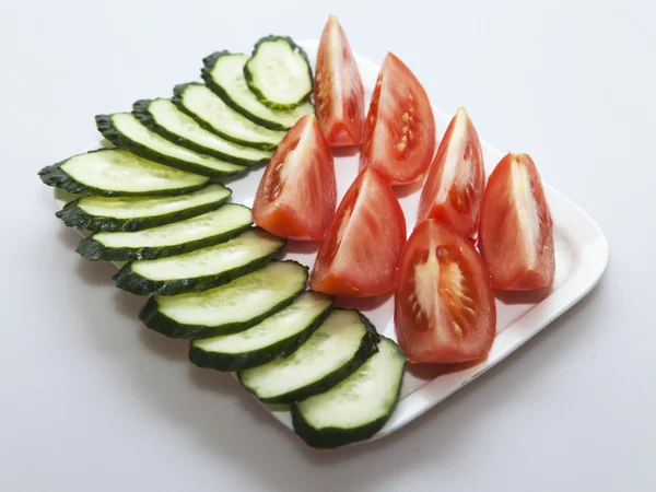 Hortalizas frescas para ensalada, pepinos y tomates, en rodajas — Foto de Stock