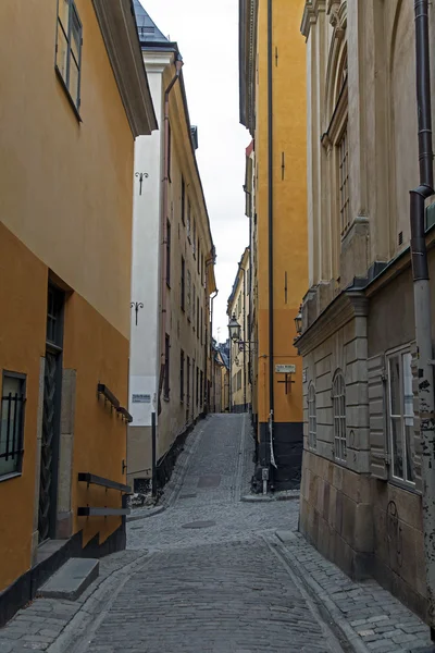 Estocolmo, Suécia. Rua típica da cidade velha na ilha de Gamla Stan — Fotografia de Stock