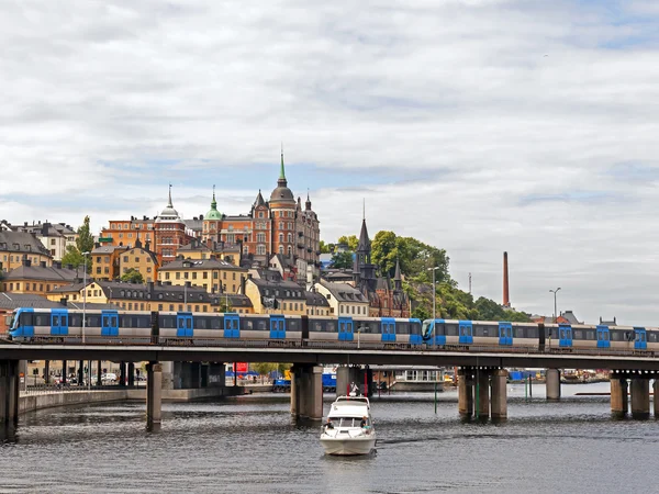 Švédsko, stockholm. typický městský pohled s různými druhy dopravy — Stock fotografie