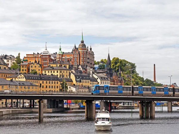 Швеция, Стокгольм. Типичный вид на город с различными видами транспорта — стоковое фото