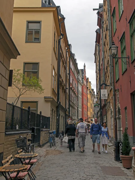 Stoccolma, Svezia. Turisti nel centro storico sull'isola di Gamla Stan — Foto Stock