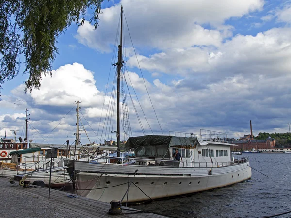 Suécia, Estocolmo. Navio atracado à beira-mar da cidade — Fotografia de Stock