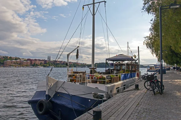 Švédsko, stockholm. loď kotví v městských nábřeží — Stock fotografie