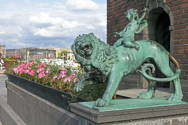 Stockholm, İsveç. Belediye Binası süslüyordu heykel — Stok fotoğraf