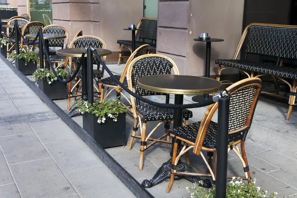 Estocolmo, Suecia. Cafés al aire libre de verano por la mañana — Foto de Stock