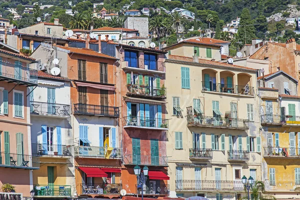 Francie, Cote d ' Azur, Villefranche. Architektonické detaily starých domů na nábřeží. Pohled z moře . — Stock fotografie