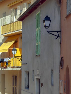 Fransa , Cote d'Azur , Villefranche. Rıhtımdaki eski evlerin mimari detayı. Denizden manzara .