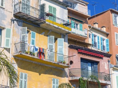 Fransa , Cote d'Azur , Villefranche. Rıhtımdaki eski evlerin mimari detayı. Denizden manzara .