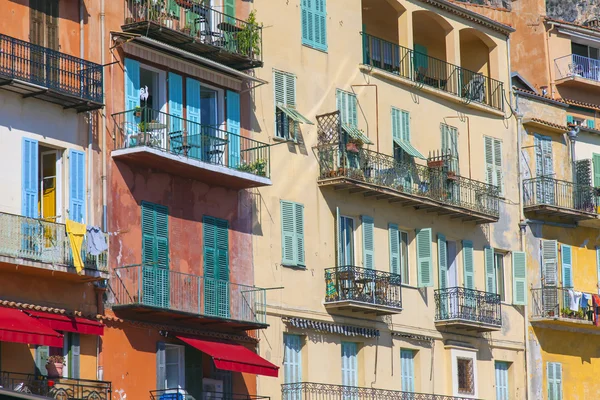 Francja, Cote d'Azur, Villefranche. Architektoniczny szczegół starych domów na nabrzeżu. Widok z morza . — Zdjęcie stockowe
