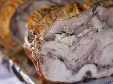 Provence, Fransa. çevre dostu ürünler şehir pazarının bir sayaç üzerinde. porketta, antik tarifi göre hazırlanmış et