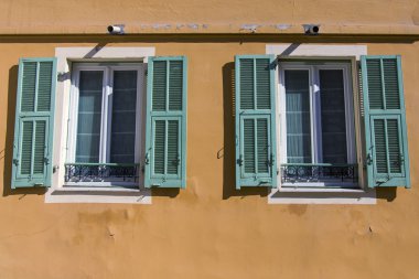 Fransa, cote d'azur, villefranche. Sahildeki evlerin mimari detaylar görüntülemek denizden