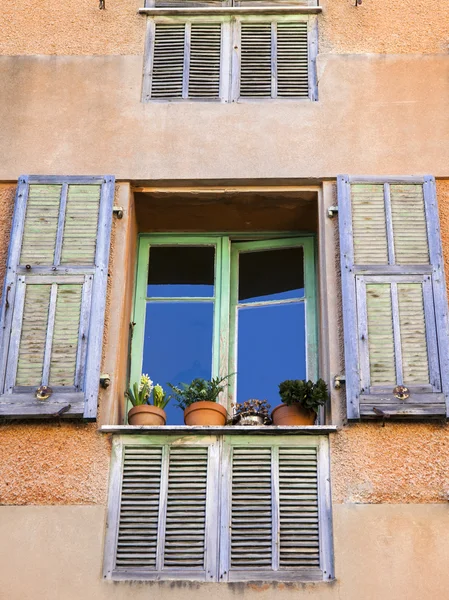 Francia, Costa Azzurra, Villefranche. Dettagli architettonici di case sul lungomare, vista dal mare — Foto Stock