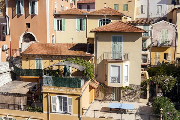 Fransa, cote d'azur, villefranche. Sahildeki evlerin mimari detaylar görüntülemek denizden