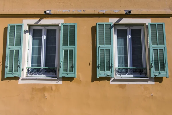 Francie, Azurové pobřeží, villefranche. architektonické detaily domů na nábřeží, pohled z moře — Stock fotografie