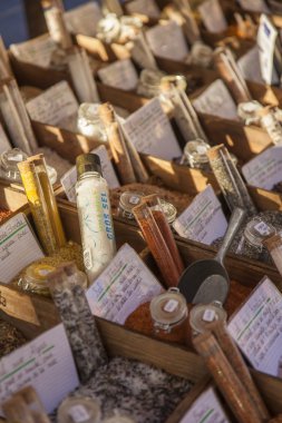 çevre dostu ürünler pazarında bir ahır. çeşitli baharatlar