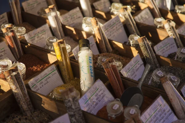 Productos ecológicos en un puesto de mercado. Varios tipos de especias — Foto de Stock