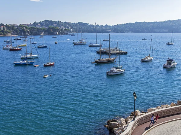 Mediterrane, Franse Rivièra. jachten aan kust op de achtergrond van kust Alpen — Stockfoto