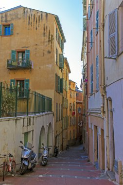 cote d'azur, Fransa. Güzel eski şehrin dar sokakta