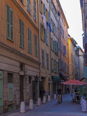 cote d'azur, Fransa. güzel, dar sokak eski şehir ve sezon içinde men