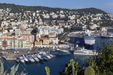 cote d'azur, Fransa. güzel, 16 Ekim 2013. gemiler ve yatlar güzel hill chateau liman manzarası.