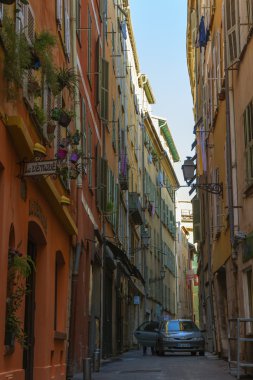 cote d'azur, Fransa. güzel, dar sokak eski şehir ve sezon içinde men