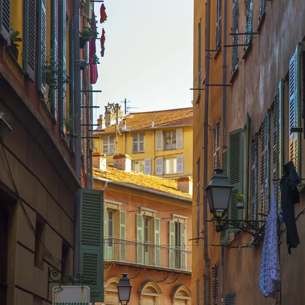 Frankrike, Rivieran. trevlig, typiska arkitektoniska detaljer av byggnader i gamla stan — Stockfoto