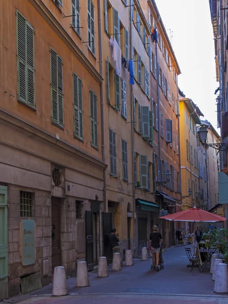 Francia, Costa de Azur. Bonita y estrecha calle del casco antiguo, y ustedes los hombres al final de la temporada —  Fotos de Stock