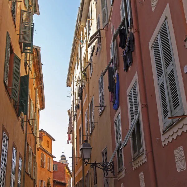 Frankrike, Rivieran. trevlig, typiska arkitektoniska detaljer av byggnader i gamla stan — Stockfoto