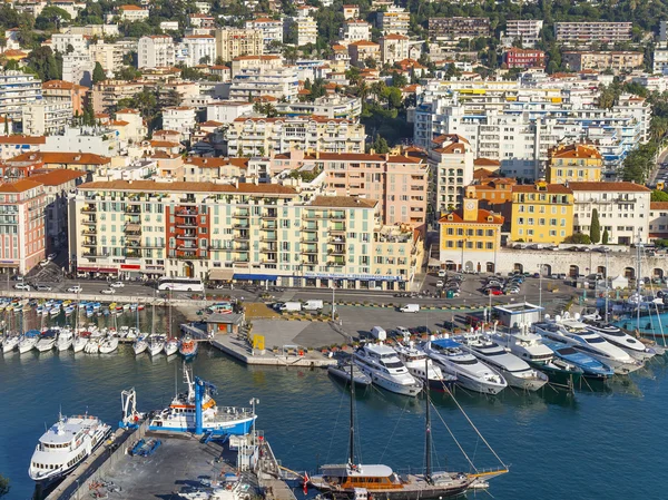 Francia, Costa de Azur. Niza, 16 de octubre de 2013. Vista de los barcos y yates en el puerto de Niza colina Chateau . — Foto de Stock