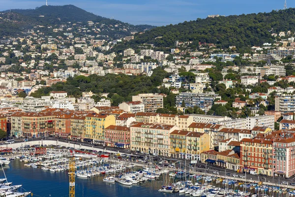 Francia, Costa de Azur. Niza, 16 de octubre de 2013. Vista de los barcos y yates en el puerto de Niza colina Chateau . — Foto de Stock