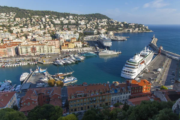 France , Cote d'Azur . Nice, October 16, 2013 . View of the ships and yachts in the port of Nice hill Chateau. — Stock Photo, Image