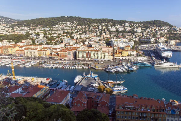 France , Cote d'Azur . Nice, October 16, 2013 . View of the ships and yachts in the port of Nice hill Chateau. — Stock Photo, Image