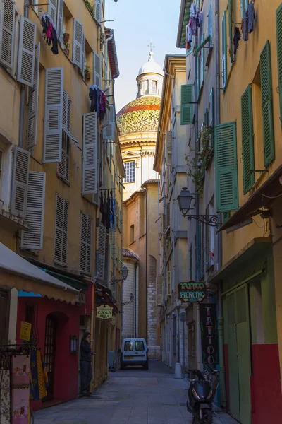Francia, Costa de Azur. Bonita y estrecha calle del casco antiguo, y ustedes los hombres al final de la temporada —  Fotos de Stock