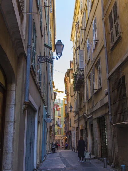 France , Cote d'Azur . Nice, narrow street of the old town , and you men late in the season — Stock Photo, Image