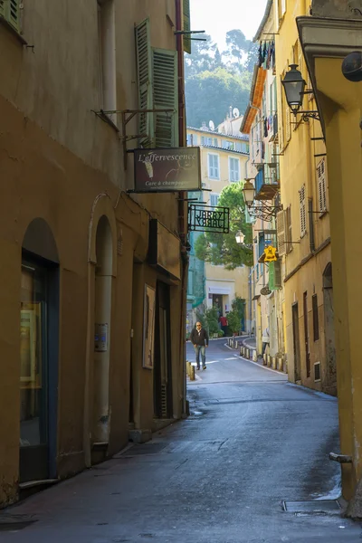 Francia, Costa de Azur. Bonita y estrecha calle del casco antiguo, y ustedes los hombres al final de la temporada — Foto de Stock