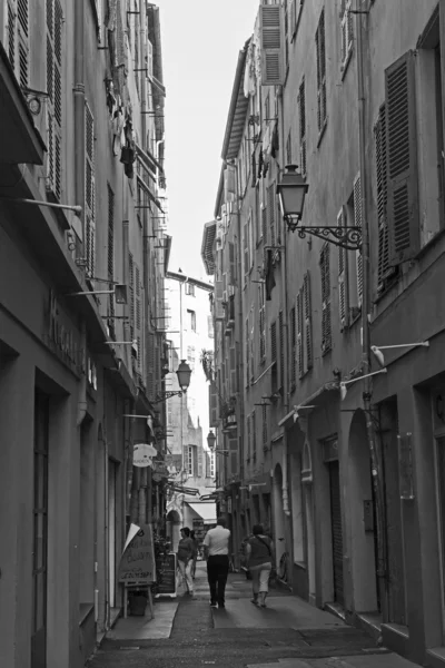 Francia, Costa de Azur. Bonita y estrecha calle del casco antiguo, y ustedes los hombres al final de la temporada — Foto de Stock